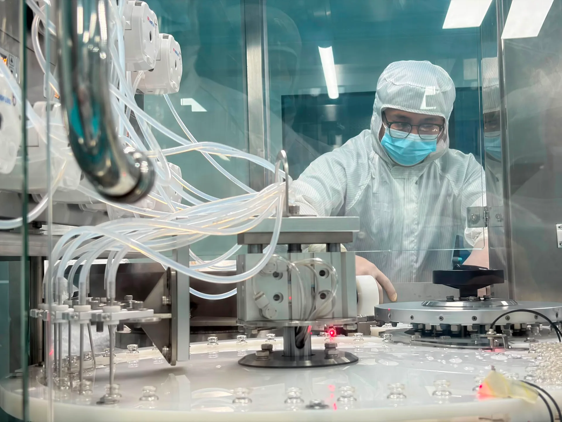 Vial filling isolator