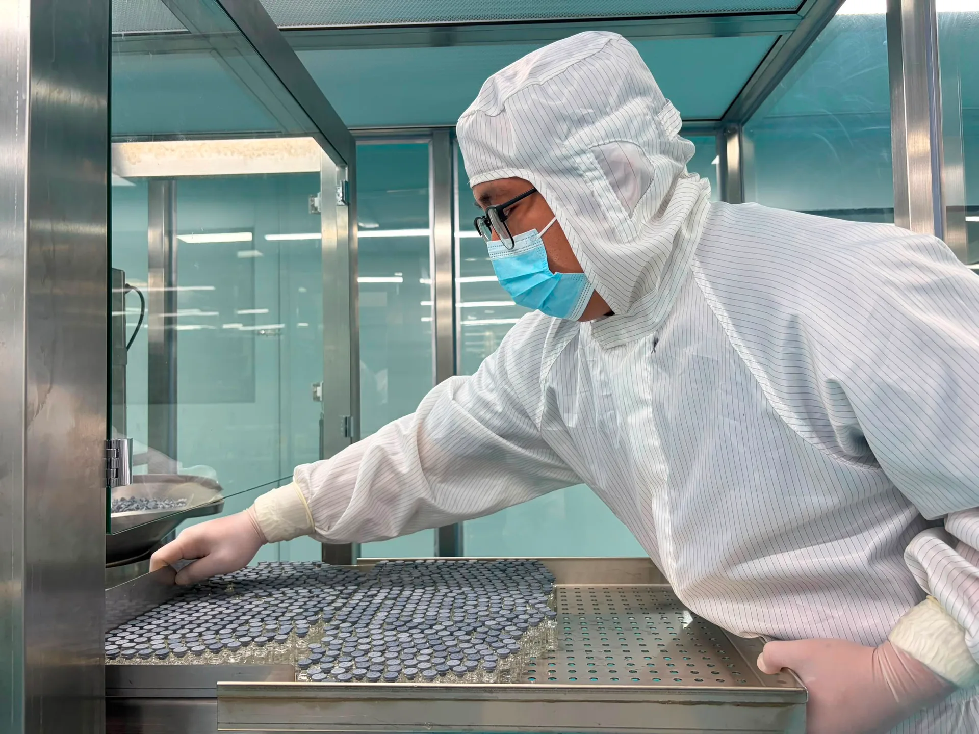 Tray loading into processing cabinet